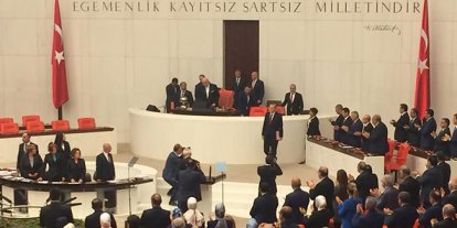CHP ve MHP Erdoğan'ı ayakta alkışladı