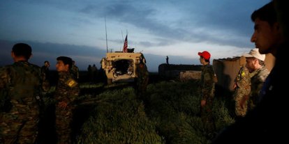 ABD askerleri, PYD'li teröristlerle                Türkiye sınırında nöbet tuttu
