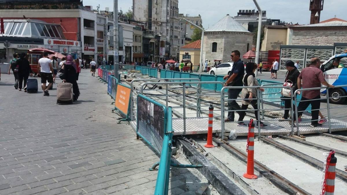 Beyoğlu İstiklal Caddesi'nde esnaf tüm hızıyla kepenk kapatmaya devam ediyor. ile ilgili görsel sonucu