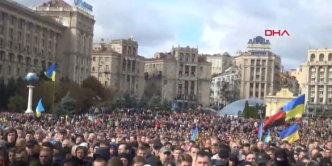 Ukrayna’da on binler sokaklara döküldü