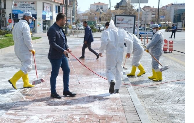 Belediyeler koronaya karşı yolları dezenfekte etti