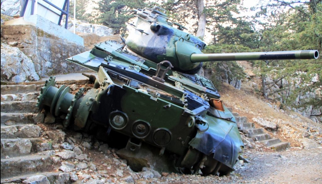 Savaş efsanesi değil, gerçek: Beşparmak Dağı'nın tepesinde kalan o tankın  hikayesi!