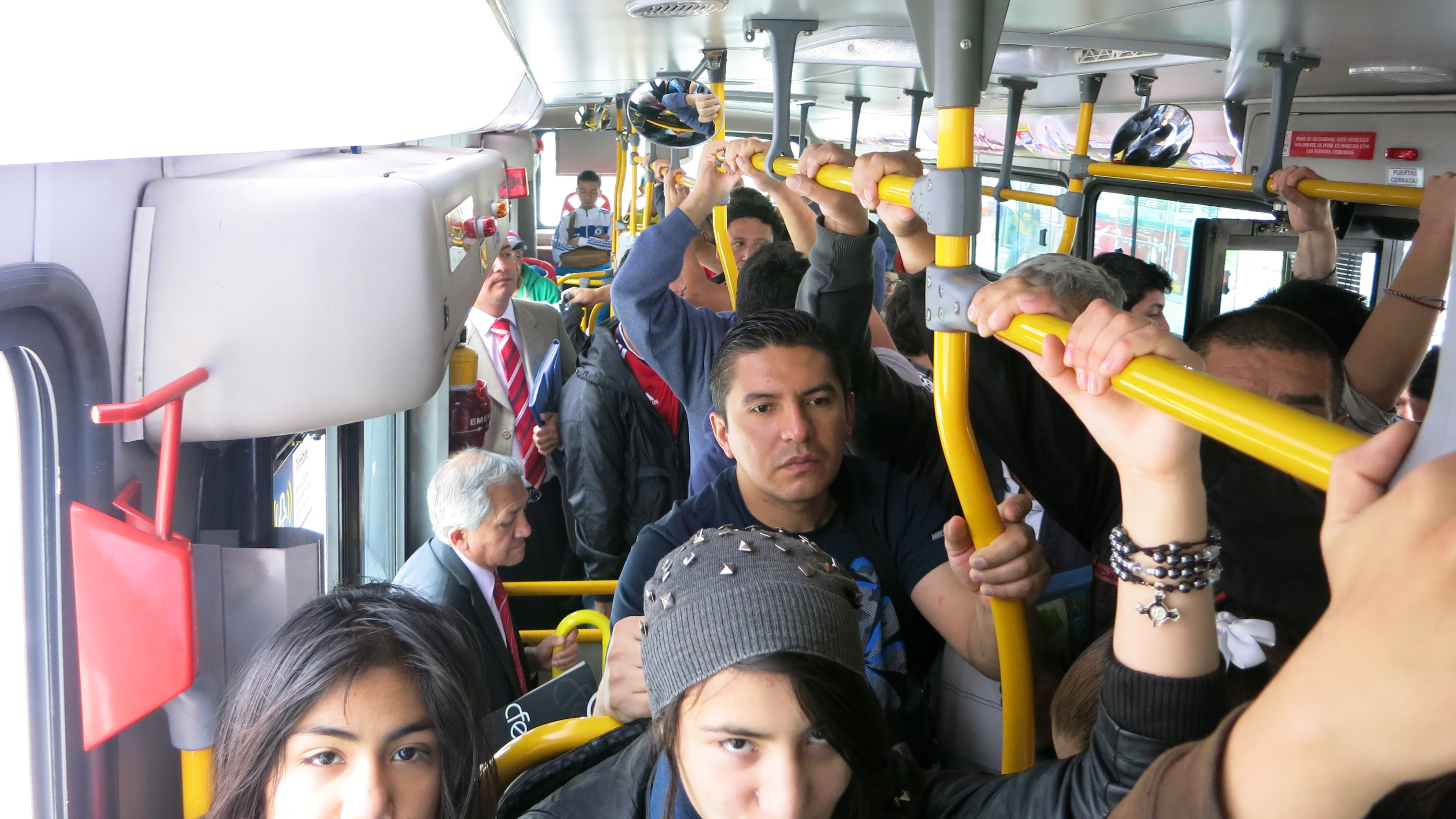Случай в общественном транспорте. Автобус. Люди в автобусе. Мужчина в общественном транспорте. Полный автобус людей.
